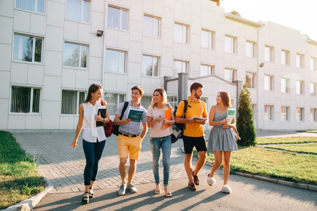 Estudantes passeando no campus da universidade