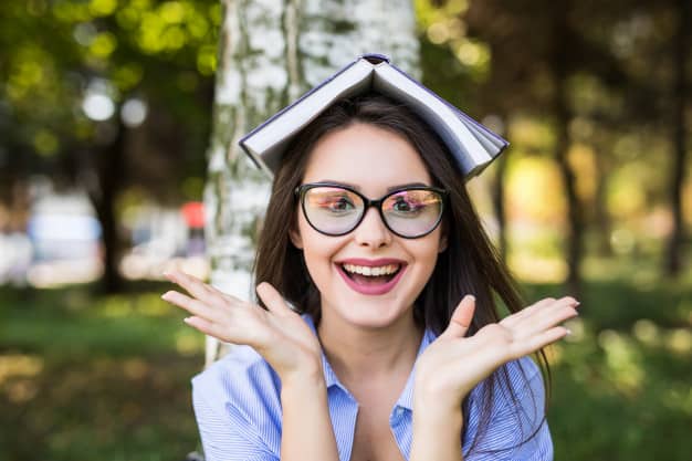 Aluna feliz no campus