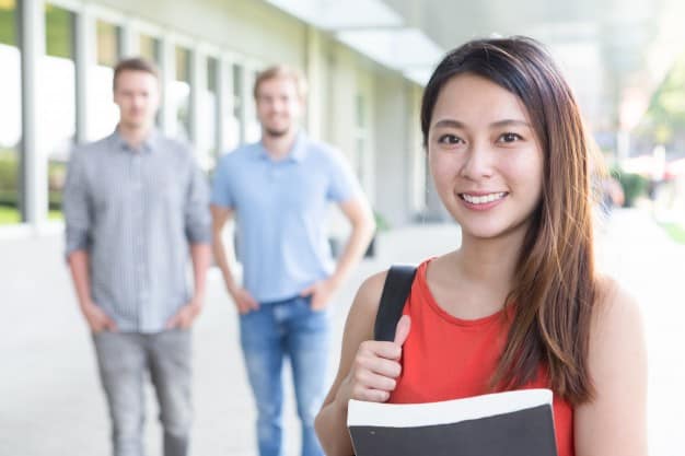 Estudante sorrindo no ambiente estudantil