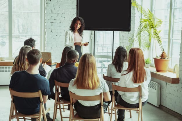 Professora dando aula para alunos do intercâmbio