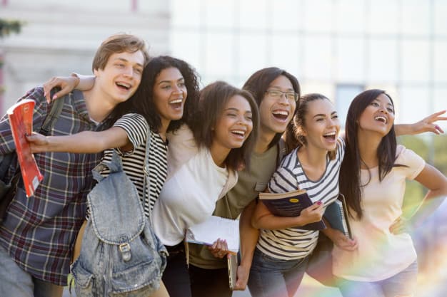 Grupo de alunos sorrindo