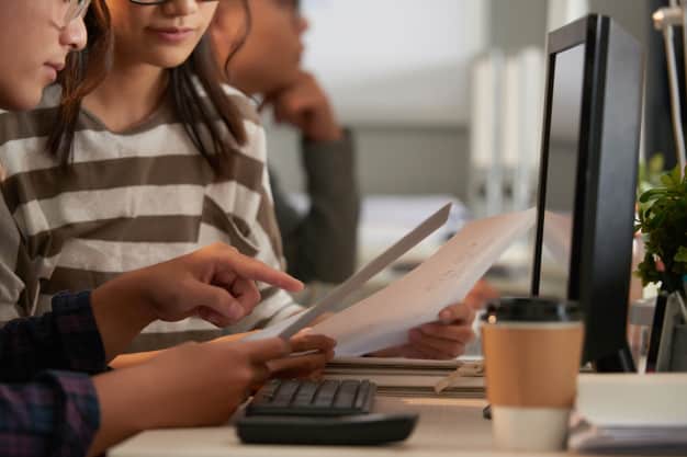 Estudantes de intercâmbio utilizando  o laboratório de informática