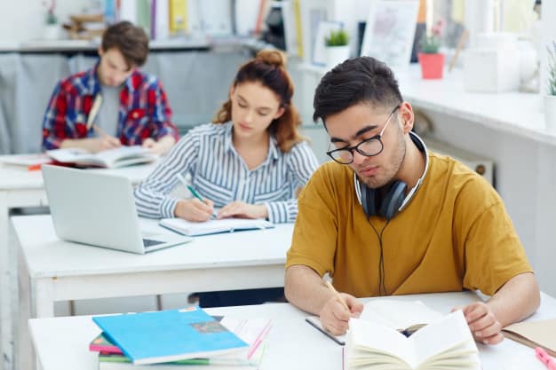 Alunos em ambiente de estudo