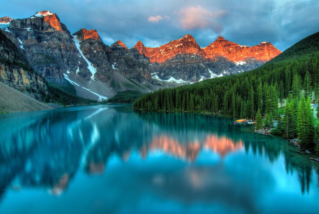 Lago e montanha em Alberta no Canadá