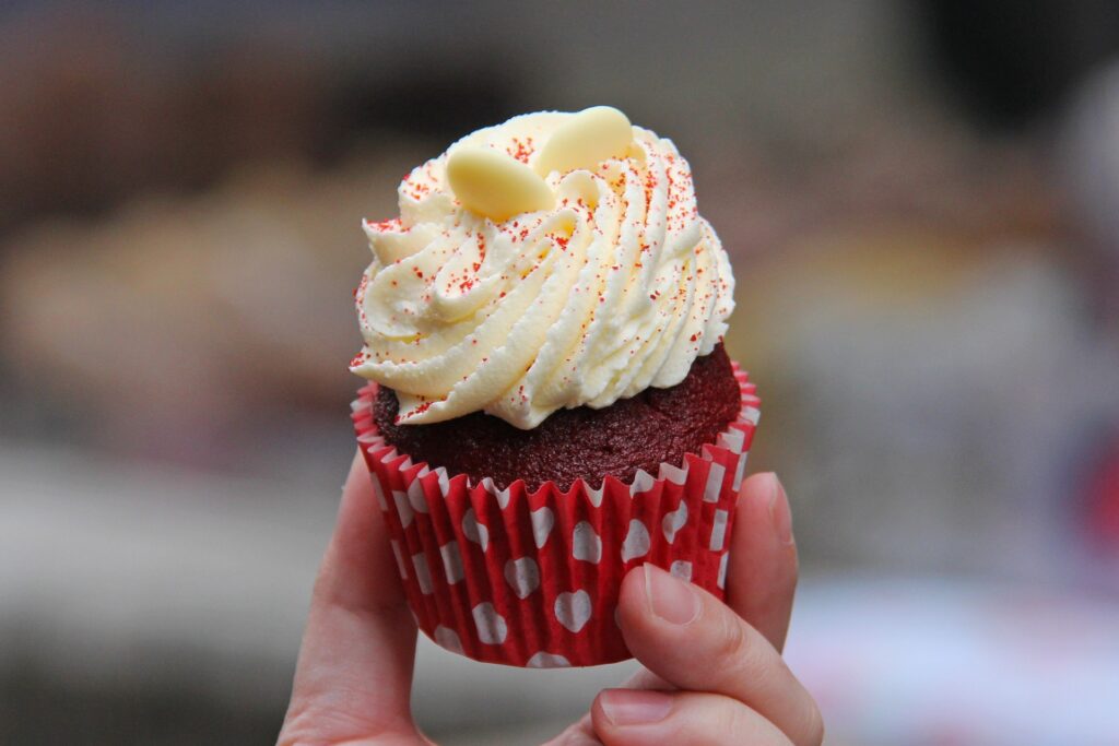 Mão segurando um cupcake