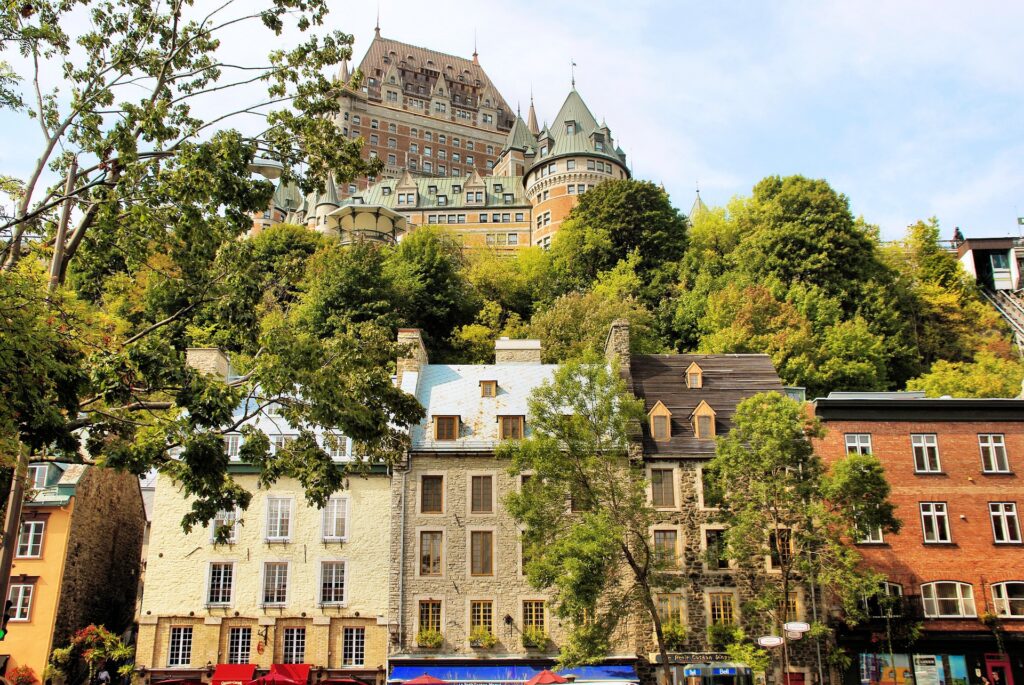 Château Frontenac em Quebec e rua da cidade