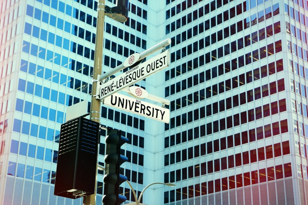 Placa indicando o caminho de uma universidade