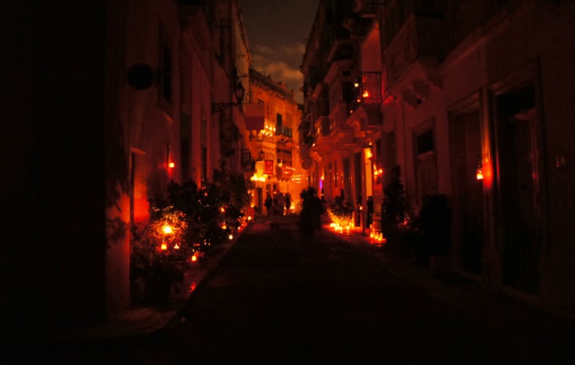 Ruas iluminadas por velas em Malta