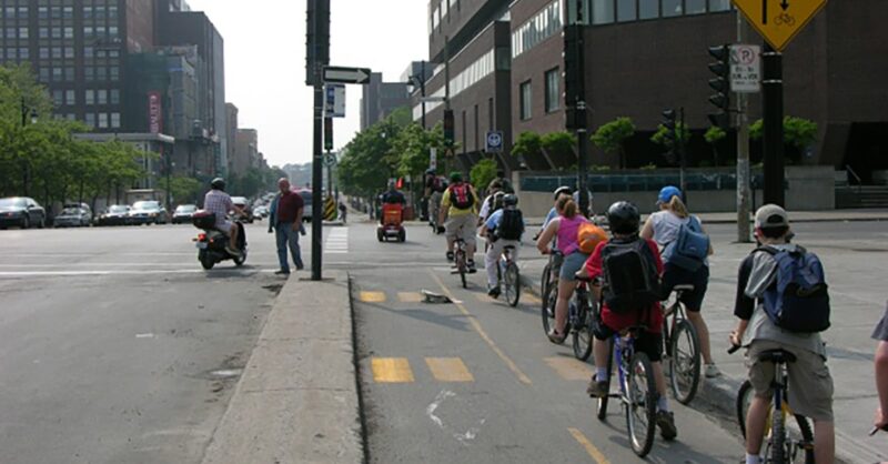 Pessoas andando de bicleta em ciclovia de Montreal