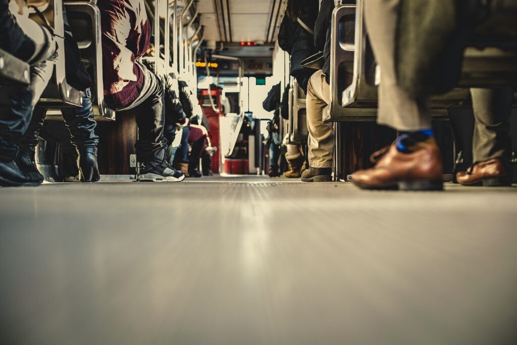 Foto do interior de um ônibus