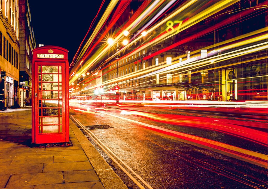 Cabine telefônica vermelha na cidade de Londres | Custo de vida em Londres