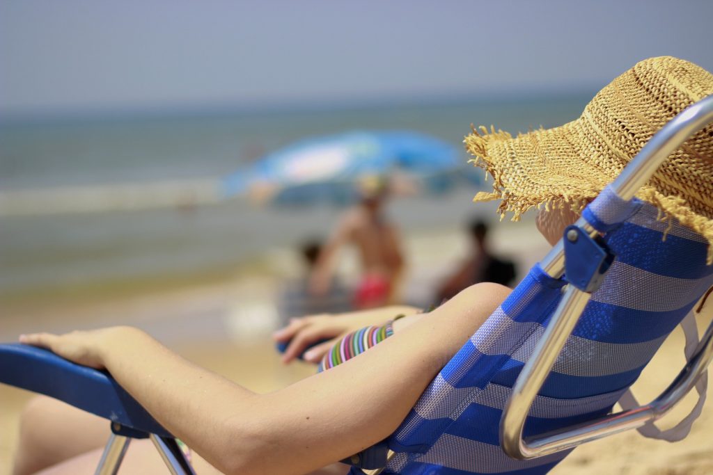 Mulher dormindo na praia