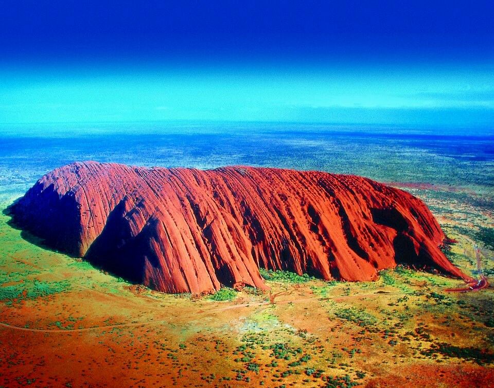 A pedra Uluru, um lindo e histórico ponto turistico que deve ser visitado por aqueles que querem saber o que fazer na Austrália
