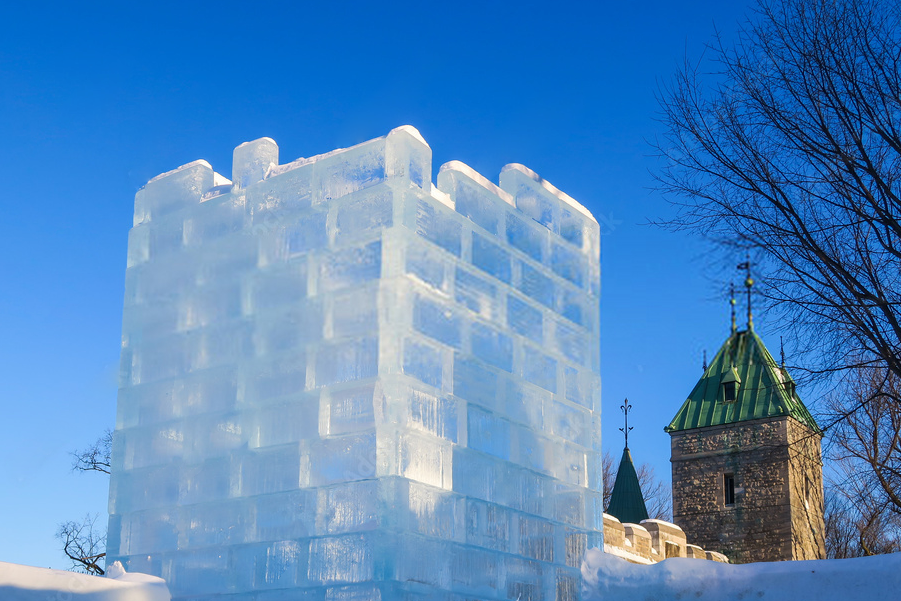 Aproveite o carnaval de Quebec no Palácio de Bonhomme.