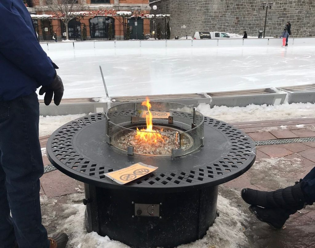 Fogueira ao ar livre no carnaval de Quebec 