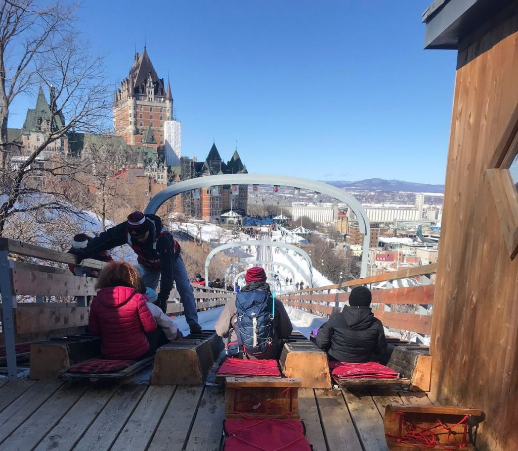 Escorregador do carnaval de Quebec  que vai de ponta a ponta da cidade.