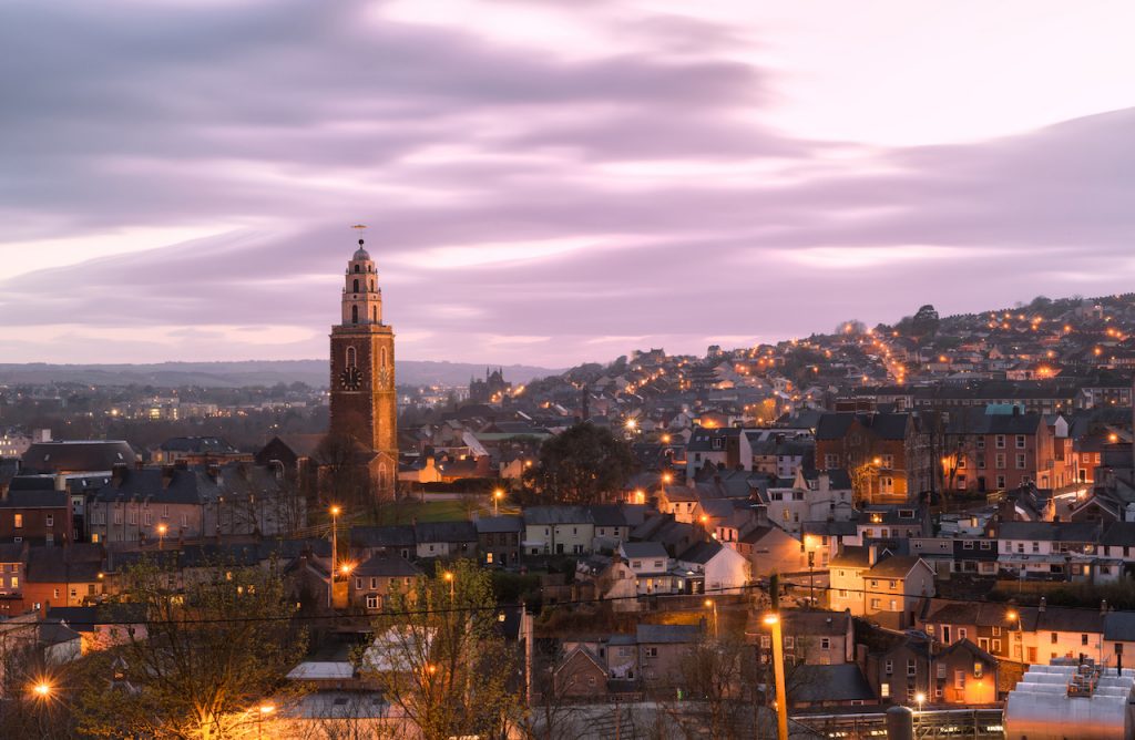 Vista de Cork à noite