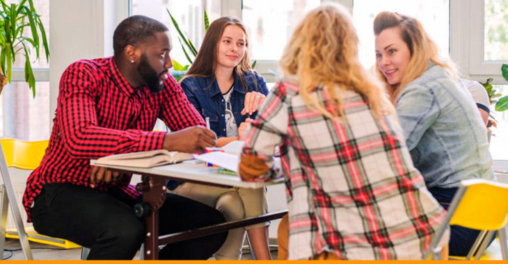 Pessoas à mesa. Intercâmbio de idiomas