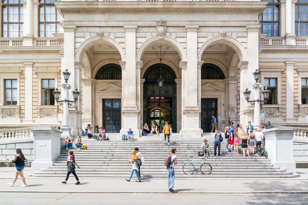 Estudantes nas escadarias da Universidade de Viena