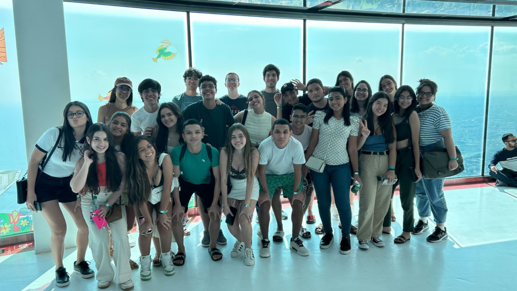 Turma Dreams Camp Toronto 2023 na CN Tower: intercâmbio de férias