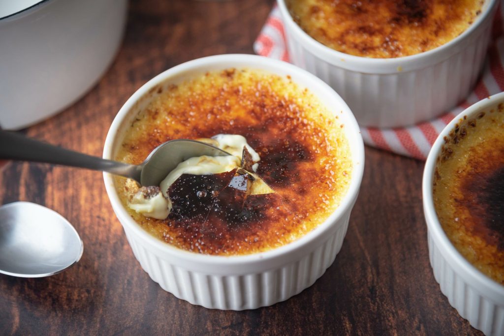 Creme Brulée sobre mesa. Restaurantes em Paris