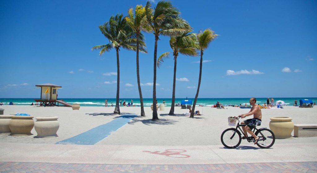 Orla de praia em Fort Lauderdale, onde um ciclista pedala.