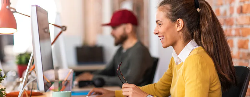 Mulher trabalhando na frente do computador. Estudo e trabalho na Nova Zelândia.