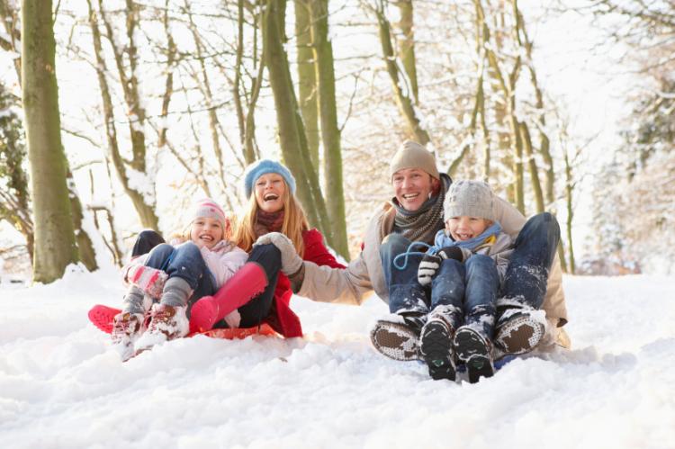 Família esquiando na neve no Canadá: pai, mãe, filho e filha. Family Day