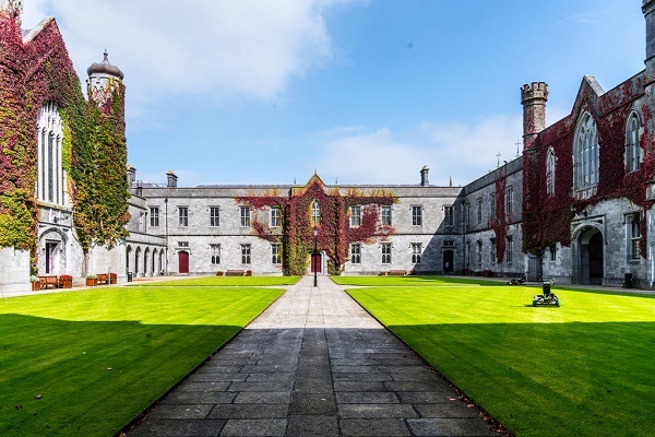 Vista externa da Universidade de Galway