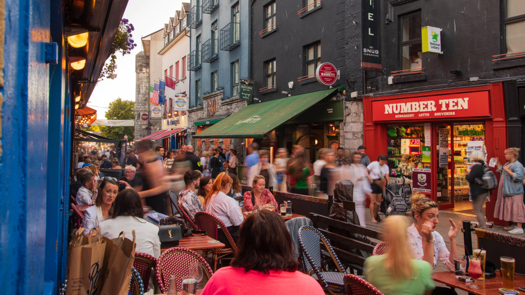 Visão da Quay Street na Irlanda