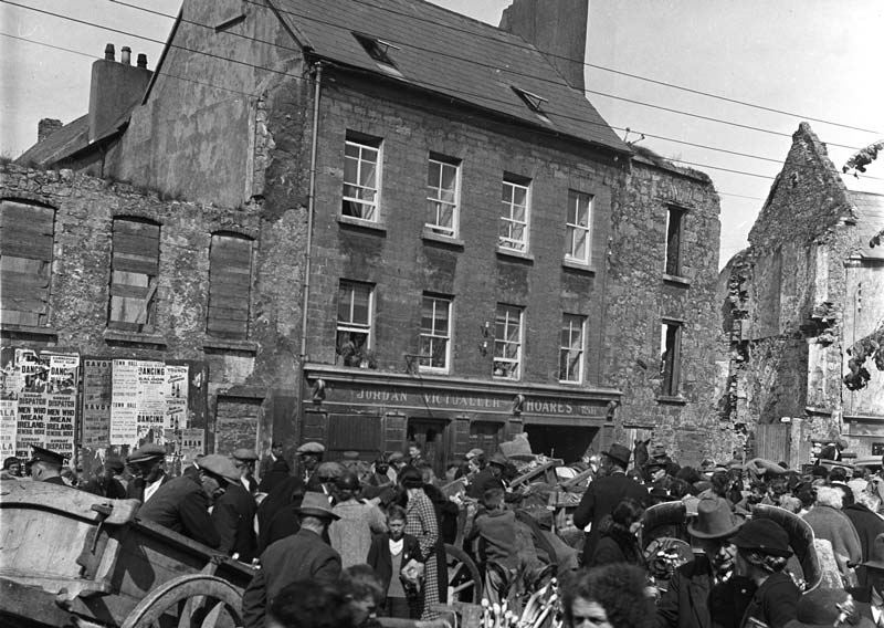 Foto em preto e branco da cidade de Galway representando a história