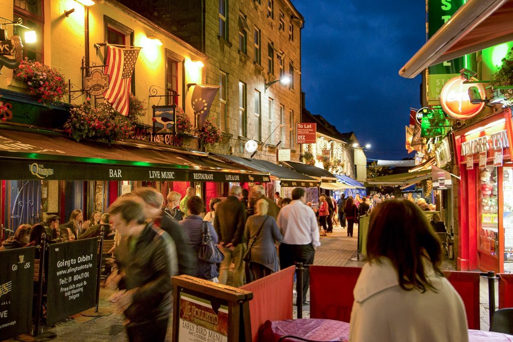 Pessoas caminhando pela cidade de Galway.