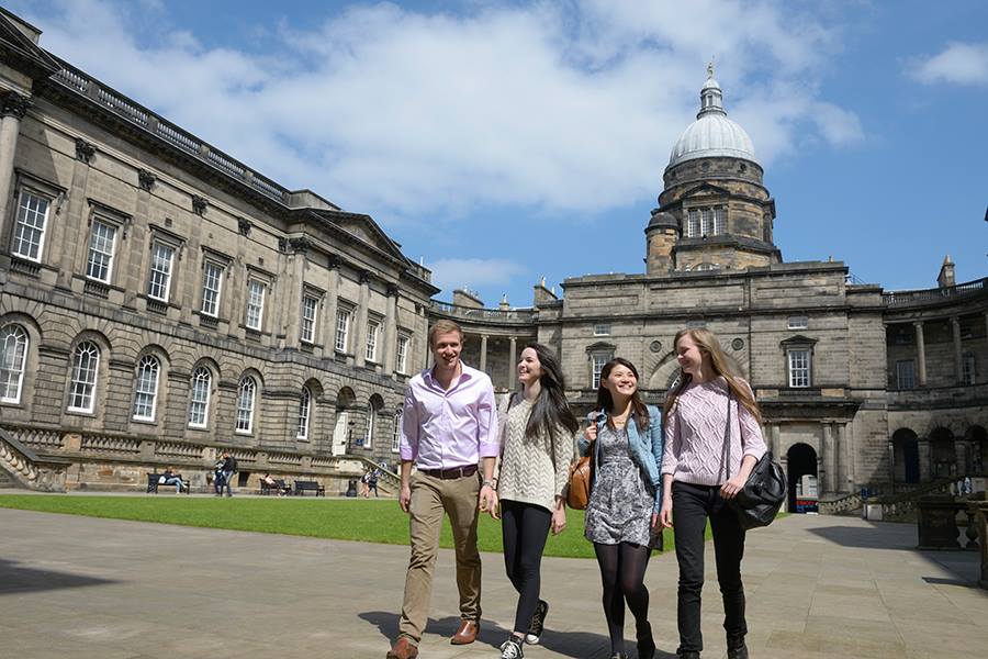 Alunos caminhando pelo exterior da Universidade de Edimburgo