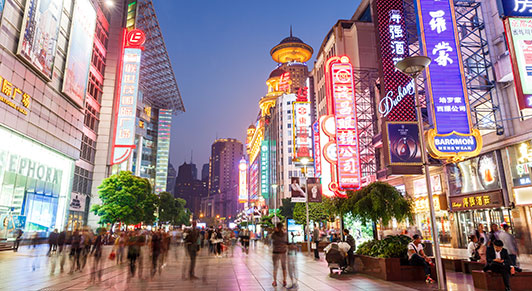 Imagem de uma rua movimentada na China