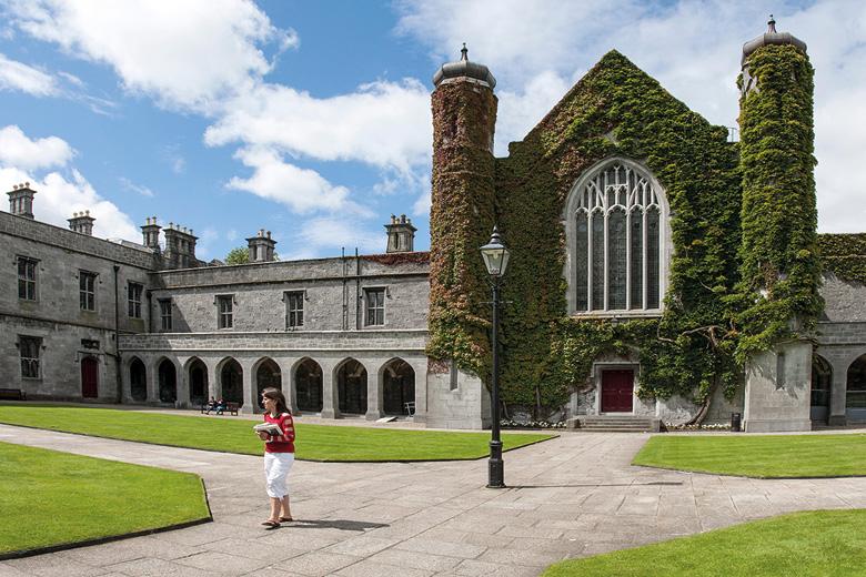 Fachada de uma universidade de ensino superior na Irlanda