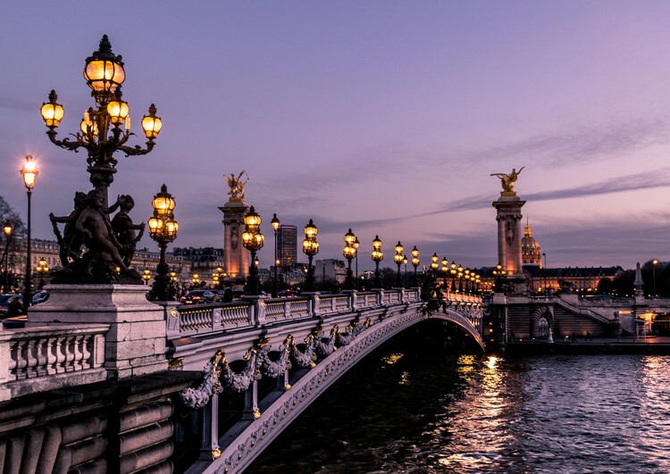 Vista de ponte sobre o rio em Paris. Custo de vida em Paris.