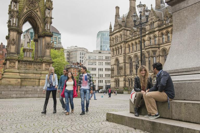 Turistas em Manchester. Cidade de Manchester.