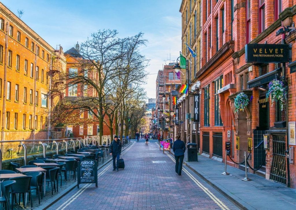 Rua da cidade de Manchester, fachada do Velvet. Custo de vida em Manchester.