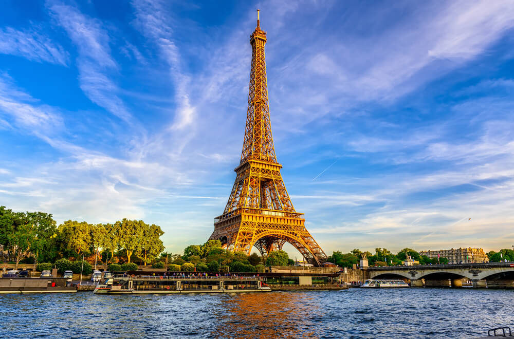 Vista da torre Eiffel na cidade de Paris. Custo de vida em Paris