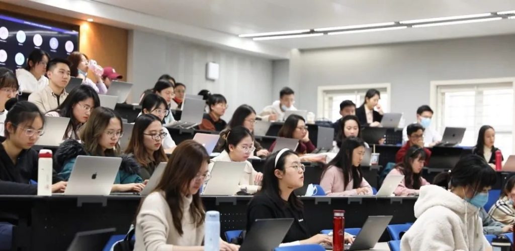 Sala de aula repleta de estudantes na Universidade de Pequim