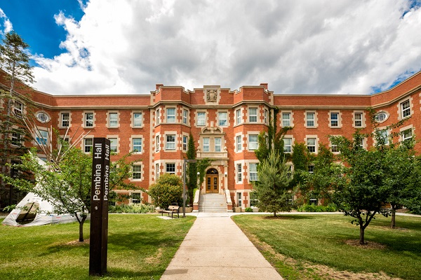 Fachada do Pembina Hall, na Universidade de Alberta, no Canadá