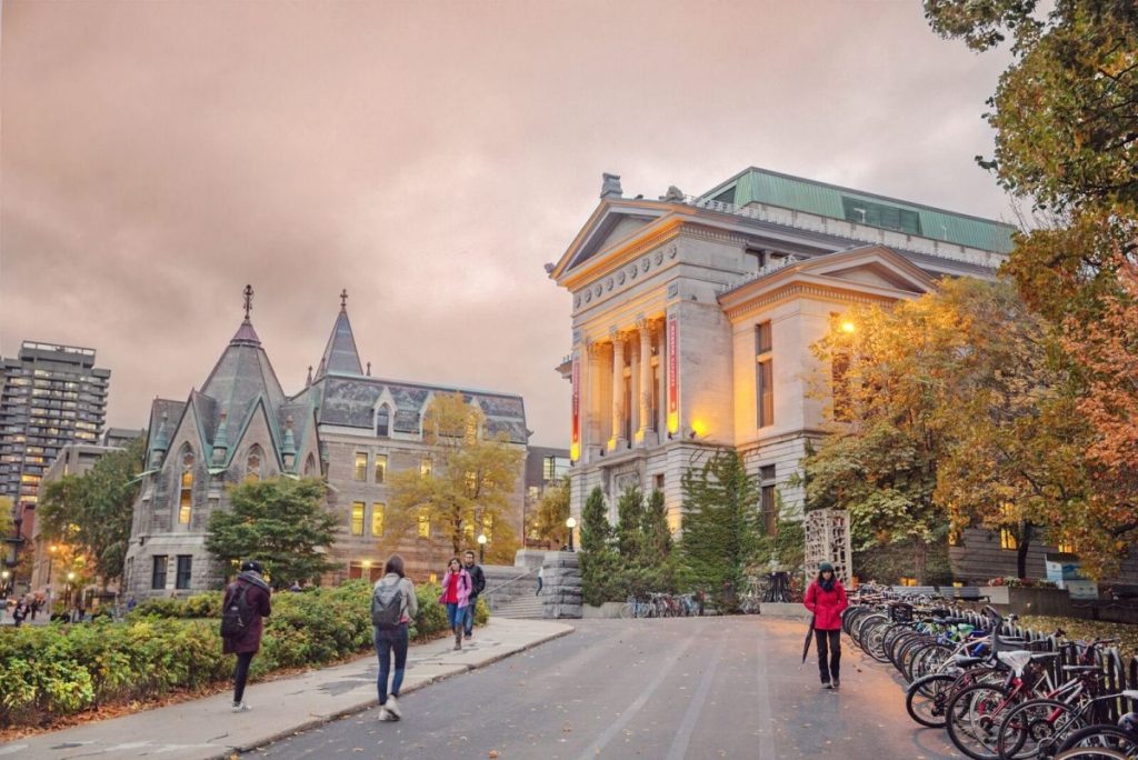 Estudantes a caminho da universidade McGill