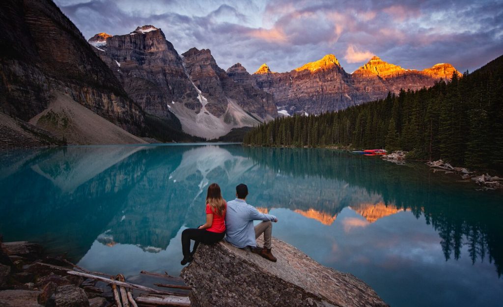 Casal admirando a paisagem do Moraine Lake