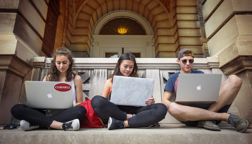 Estudantes estudando em seus computadores