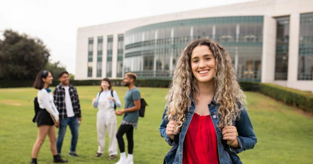 Alunos no gramado do campus do ensino médio nos Estados Unidos