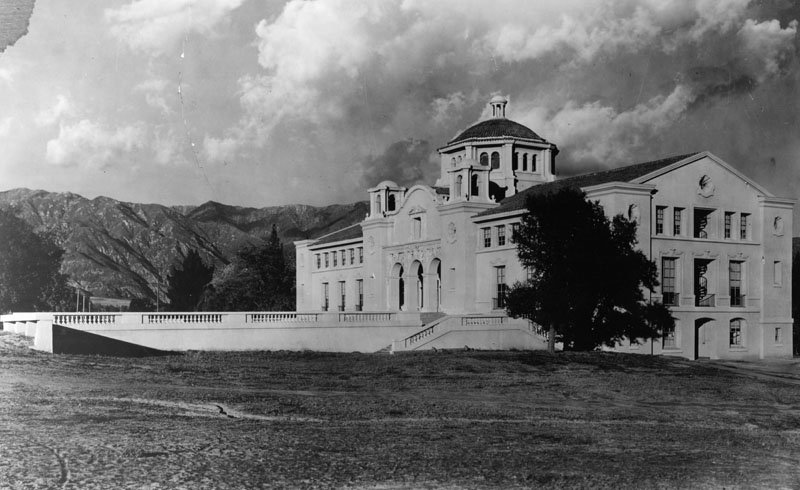 Imagem histórica em preto e branco da universidade