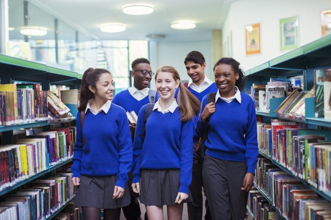 Alunos de high school na Inglaterra na biblioteca da escola.