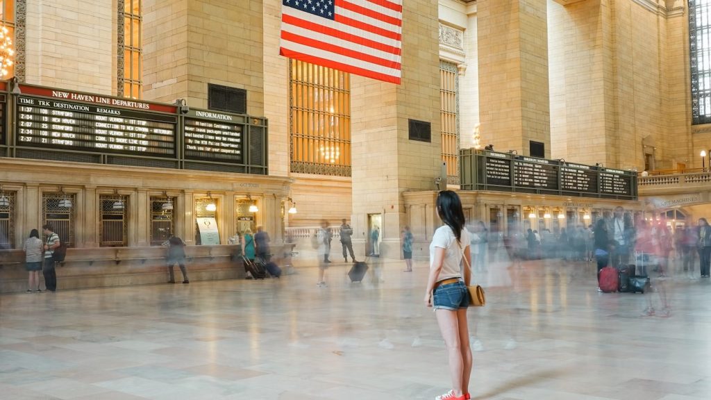 Turista chegando na estação de trem de New Haven nos Estados Unidos