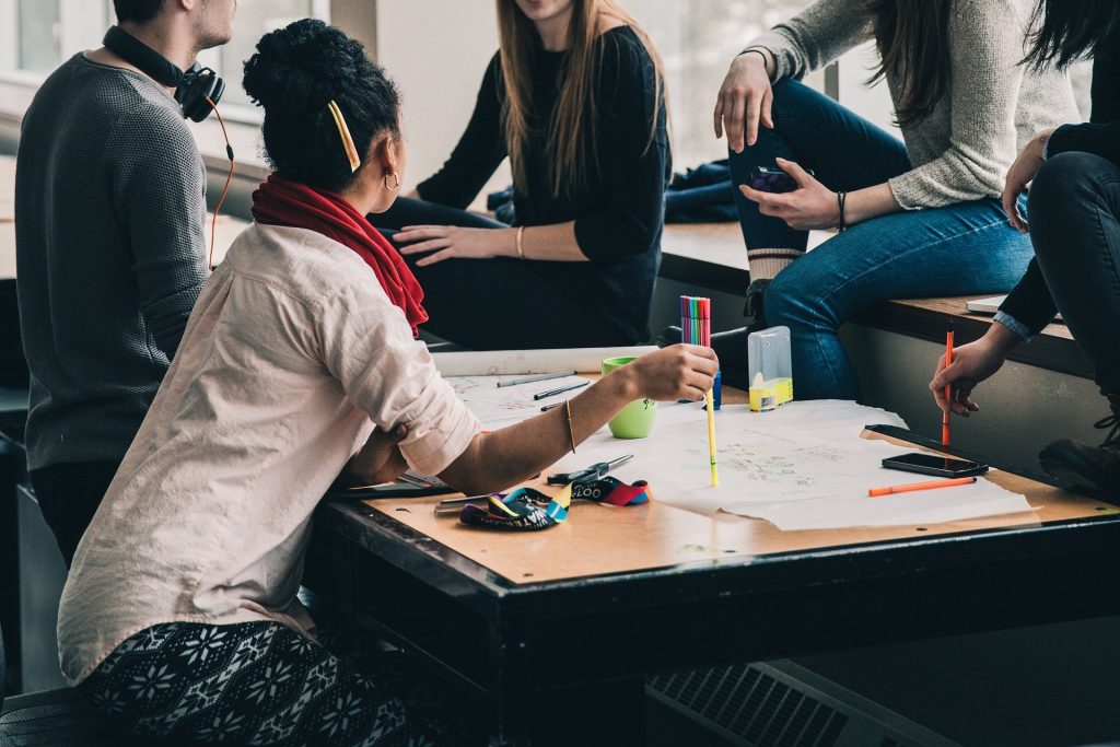 Alunos conversando em aula | Educação na Austrália