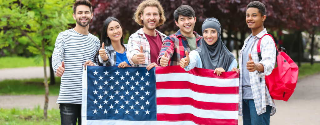 Estudantes segurando a bandeira dos Estados Unidos